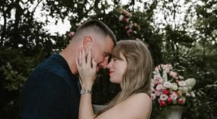 Sorteio de presentes, fila para comer e mais: jornal traz críticas de convidados do casamento de Taylor Swift