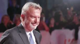 'Essa vai emocionar os desgraçados, se nada mais conseguir': bem antes da morte aos 78 anos, Sam Neill, de 'Jurassic Park', já tinha escolhido essa música de 1995 para seu funeral
