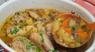 Sopa de legumes com frango bem quentinha com um tempero caseiro maravilhoso, ideal para o jantar da família