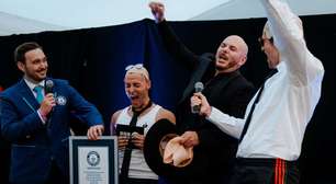 Pitbull entra para Guinness World Records após reunir o maior número de 'toucas de careca' em festival de Londres