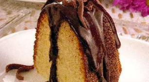 Receita fácil de bolo de mel com chocolate para adoçar o dia