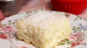 Bolo de coco gelado molhadinho e delicioso, com aquela calda dos deuses que todos adoram