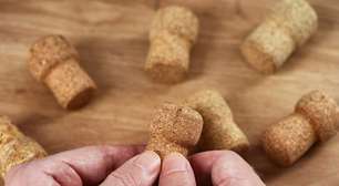 Se a sua mãe não te ensinou, eu te ensino: truque da rolha de vinho ajuda a acabar com o mau cheiro dentro da geladeira