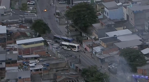 Ônibus são usados como barricadas por criminosos contra operação da PM no Rio