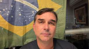 Sem provas, Flávio Bolsonaro acusa Moraes de tentar tirar prisão domiciliar de Jair Bolsonaro