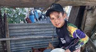 Aos 9 anos, menino cria 32 galinhas, vende ovos e aprende sobre empreender com negócio de família