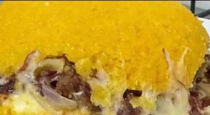 Cuscuz recheado com carne seca e queijo derretido, uma combinação perfeita de sabores