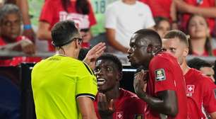 Feito para eliminar o erro humano na arbitragem, o VAR continua criando confusão. Por quê?