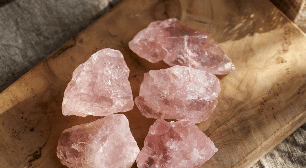 4 rituais com quartzo rosa para atrair amor