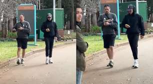 Harry Styles chega ao Brasil, dribla paparazzi e atende fã em loja de pão de queijo