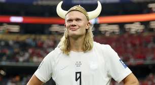 Um souvenir de viagem caro e bizarro: Erling Haaland volta da Copa 2026 com guaxinim empalhado de quase R$ 4 mil; craque pede ajuda sobre o 'mimo'