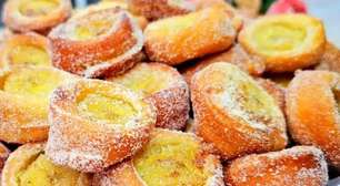 Lanche com banana feito na frigideira de um jeito super rápido, uma opção deliciosa para o café