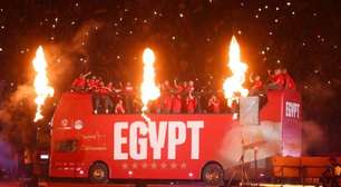 Jogadores do Egito fazem festa com milhares de torcedores no Cairo