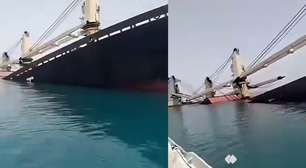Vídeo mostra navio cargueiro afundando após colisão perto do Estreito de Ormuz