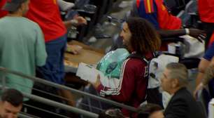Jogadores da Espanha festejam classificação com pizza em família