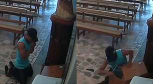 Homem se ajoelha e finge rezar para furtar caixa de doações de igreja em MG