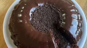 Bolo de chocolate com Nescau fofinho e fácil, com aquela calda de chocolate irresistível