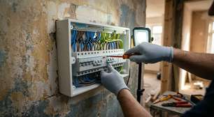 Reformar a elétrica de uma casa antiga vai muito além de trocar tomadas, porque os fios escondidos podem estar no limite