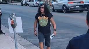Slash tem entrada VIP negada em evento e fã enlouquece: 'não pode fazer isso'