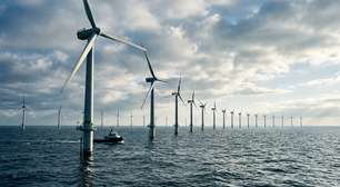 Turbinas eólicas instaladas no mar capturam ventos constantes e ampliam a geração de energia limpa