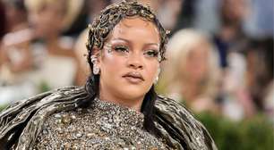 Rihanna volta aos palcos na e admite estar 'enferrujada'