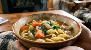 Receita de sopa cremosa de frango para aquecer seus dias frios