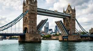 Tower Bridge abre o Tâmisa no meio de Londres sem perder sua presença de monumento vitoriano