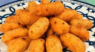 Bolinho de mandioca cremoso por dentro e com uma casquinha dourada por fora, uma delícia