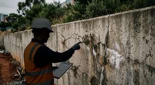 O muro de arrimo pode parecer firme por anos, mas água acumulada atrás dele é capaz de empurrar toda a estrutura