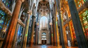 Com quase 130 metros de altura, a Sagrada Família continua crescendo há mais de um século como uma floresta de pedra em Barcelona