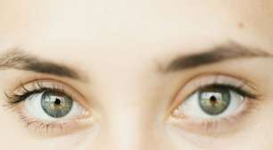Essa cor para delinear os olhos é muito melhor do que o branco e neutraliza todas as vermelhidões