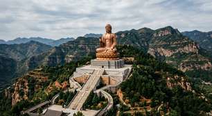 Com até 208 metros no conjunto, Spring Temple Buddha domina a paisagem de Henan