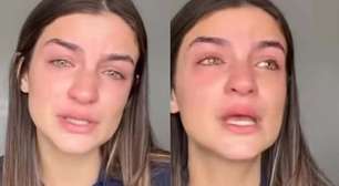 Famosa fica aos prantos e expõe motivo da ausência da irmã em seu casamento: 'Triste'