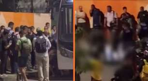 Suspeito é espancado por passageiros após tentar assaltar ônibus com faca em Jaboatão (PE)