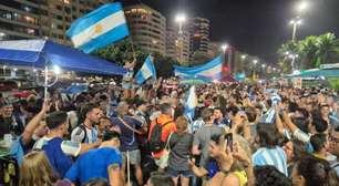 Argentinos provocam brasileiros com música em festa na Praia de Copacabana