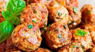 Almôndegas de carne moída com bastante molho de tomate caseiro e tempero perfeito para você arrasar