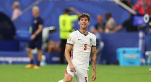 Desempregado? Zagueiro da Inglaterra disputa semifinal da Copa sem clube e com destino indefinido