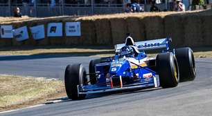 F1: "Daria para dormir nele", brinca Damon Hill ao pilotar Williams de 1996 em Goodwood
