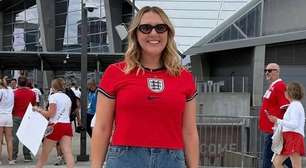 Esposa de Harry Kane aposta em visual com chinelo e bolsa de luxo em jogo contra Argentina