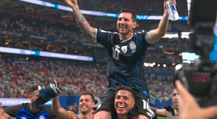 Messi é carregado nos ombros por jogador após vitória da Argentina contra a Inglaterra