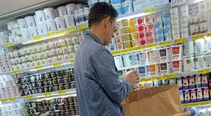 Ator 'garotão' aos 70 anos é flagrado nas compras em mercado das celebridades em SP
