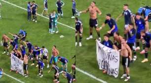 Jogadores da Argentina provocam Inglaterra com canto e bandeira das Malvinas após classificação para final da Copa; veja
