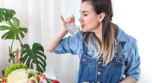 Você bebe água enquanto almoça? Médica responde se o hábito faz mal