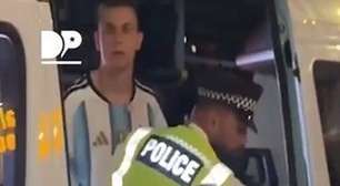 Vídeo: polícia "salva" argentino que comemorou vitória sobre a Inglaterra em Londres