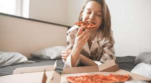 Por que evitar guardar pizza na geladeira na própria caixa?