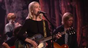 Phoebe Bridgers estreia "Lost Boys" em programa de TV acompanhada por banda mirim