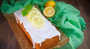 A receita de bolo de limão com iogurte natural que deixa a massa incrivelmente fofinha