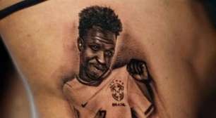 Influenciadora diz que se arrependeu de tatuagem em homenagem a Vini Jr