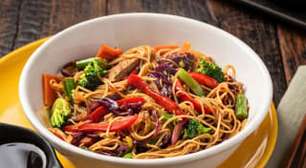 Yakisoba de carne sem glúten: receita fácil com legumes