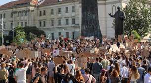 Ucrânia: Zelensky demite ministro da Defesa e milhares vão às ruas em protestos